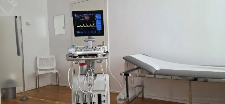 Ultraschall mit Liege in Behandlungsraum - GSK Venenzentrum Königstein im Taunus